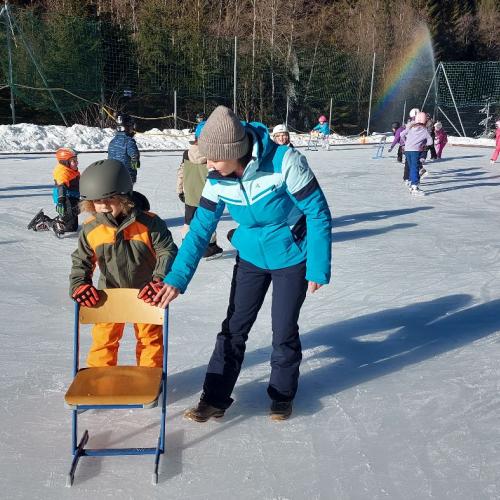 Eislaufen Sportplatz Säge