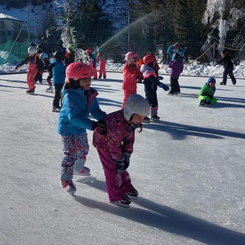 Eislaufen Sportplatz Säge