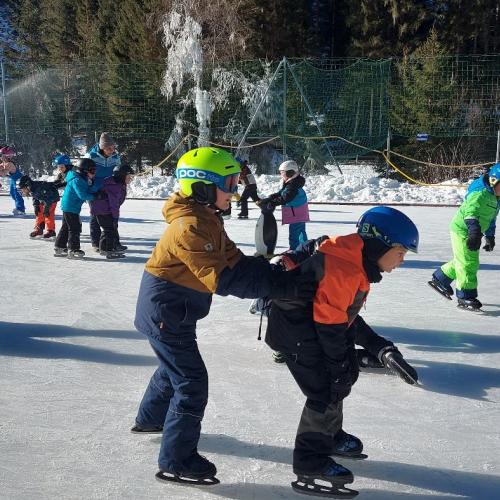 Eislaufen Sportplatz Säge