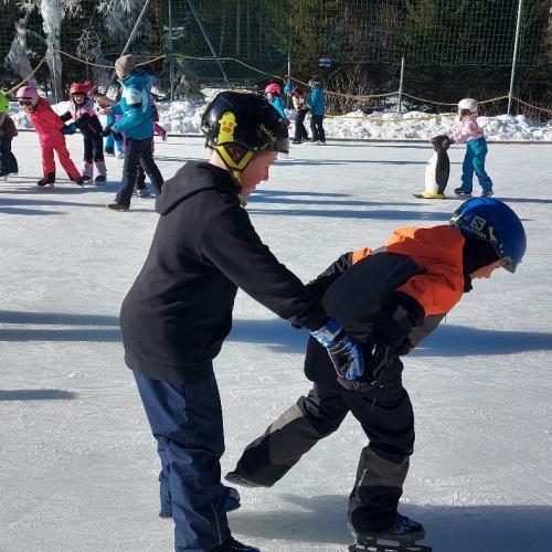 Eislaufen Sportplatz Säge
