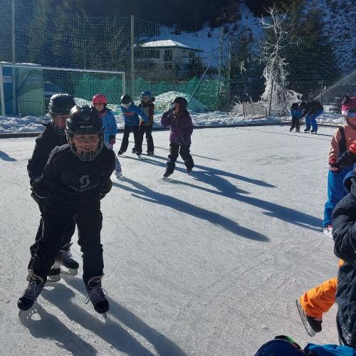 Eislaufen Sportplatz Säge