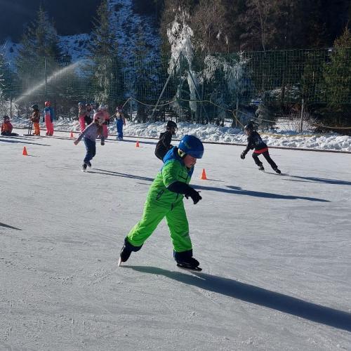 Eislaufen Sportplatz Säge