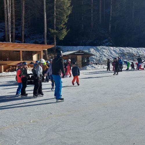 Eislaufen Sportplatz Säge