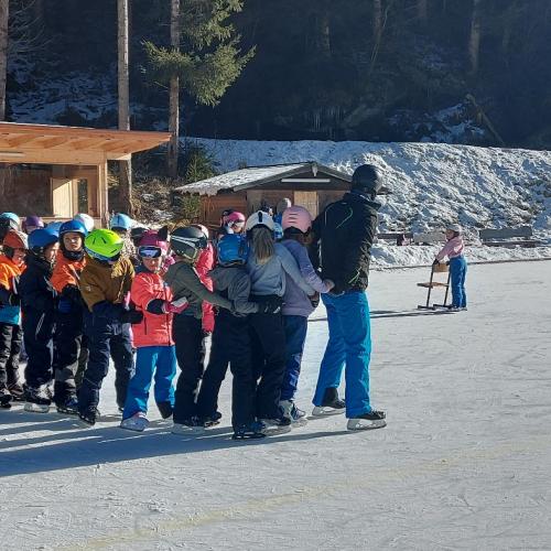 Eislaufen Sportplatz Säge