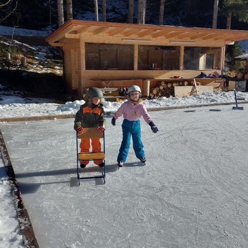 Eislaufen Sportplatz Säge