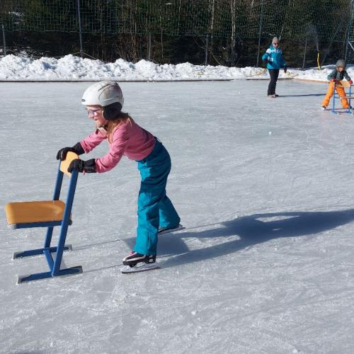 Eislaufen Sportplatz Säge