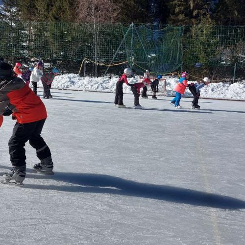 Eislaufen Sportplatz Säge