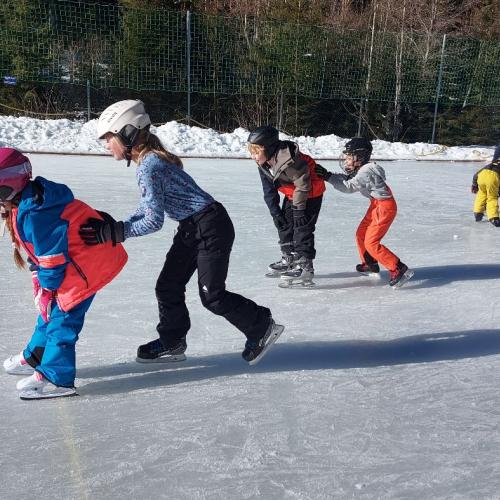 Eislaufen Sportplatz Säge