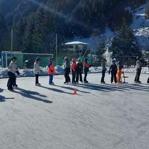 Eislaufen Sportplatz Säge