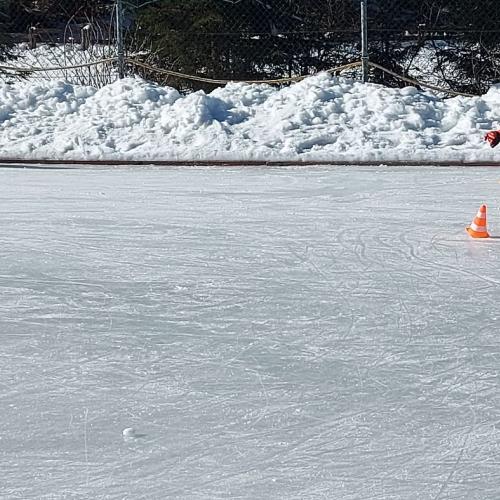Eislaufen Sportplatz Säge
