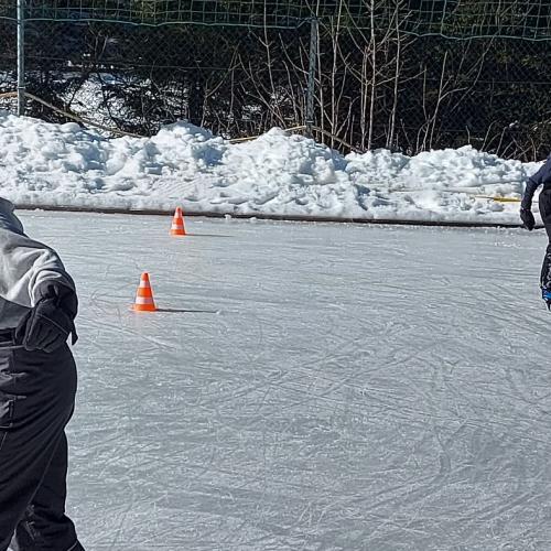 Eislaufen Sportplatz Säge
